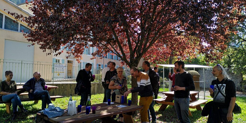 Apéritif convivial inauguration toitures partagées photovoltaïque Luc en Diois-min